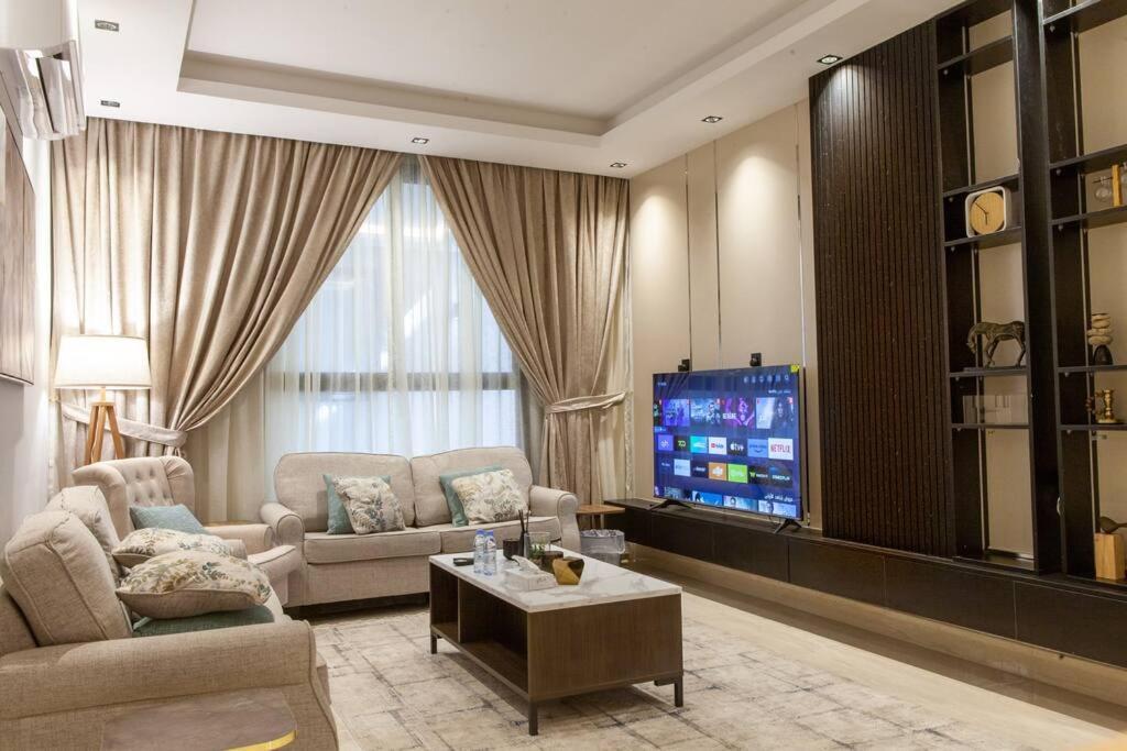 فاخرة بكمباوند بحي الملقا Luxurious Two-bedroom Compound Al Malqa District *